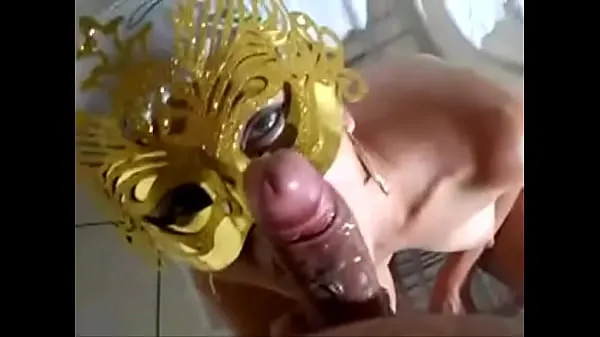 Vis chupando com mascara de carnaval stasjonsklipp