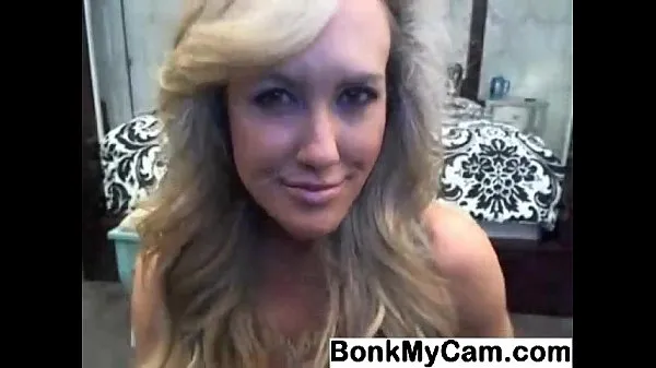 Mostrar Sexy MILF with big boobs on webcam clips de unidad