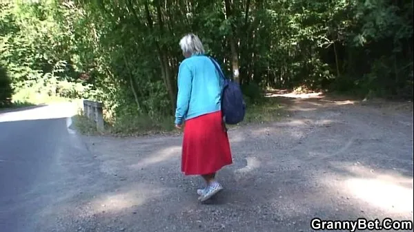 Vis He picks up and bangs granny outside stasjonsklipp