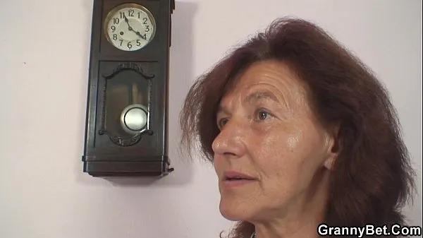 He bangs sewing 70 years old granny meghajtó klip megjelenítése