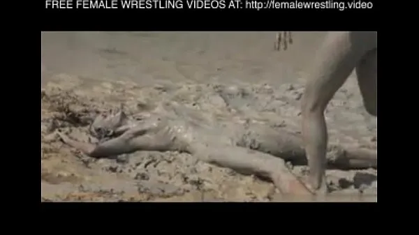 Hiển thị Girls wrestling in the mud lái xe Clips