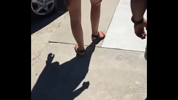 Sexy girl in booty shorts walking voyeur meghajtó klip megjelenítése