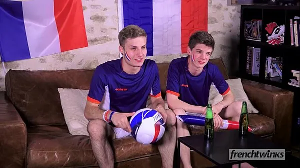 Prikaži Two twinks support the French Soccer team in their own way posnetke pogona