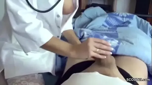 Tunjukkan Nurse jerks off her patient Klip pemacu