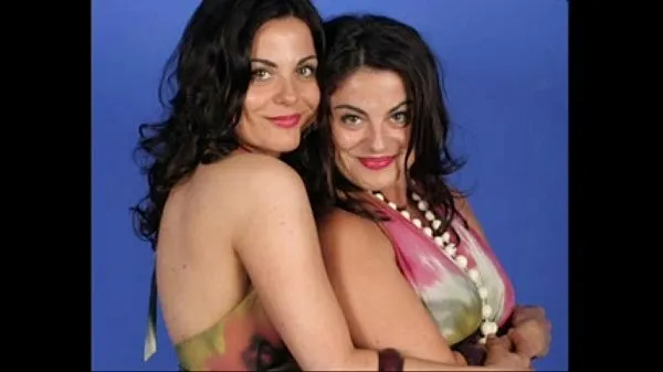Identical Lesbian Twins posing together and showing all meghajtó klip megjelenítése