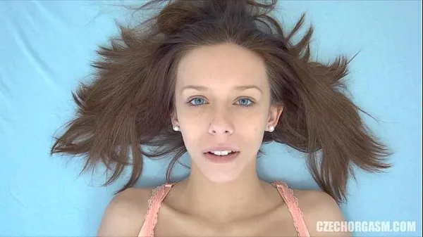 Young Redhead Girl Real Masturbation meghajtó klip megjelenítése