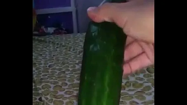 显示masturbating with cucumber驱动器剪辑