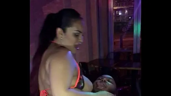 Mostrar Fat woman dancing at the table dance clips de unidad
