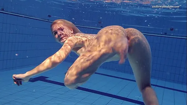 Prikaži Hot Elena shows what she can do under water posnetke pogona