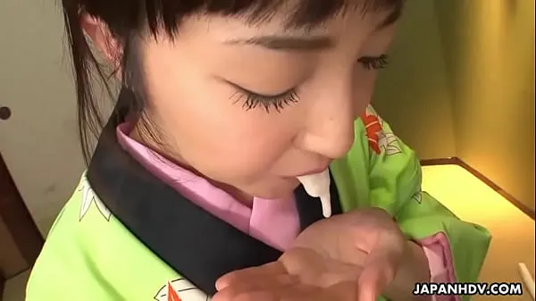 Klipleri Asian bitch in a kimono sucking on his erect prick sürücü gösterme