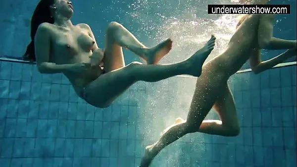 Tampilkan Two sexy amateurs showing their bodies off under water drive Klip