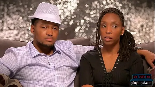 Outgoing black amateur couple look for a threesome partner meghajtó klip megjelenítése