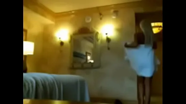 Beautiful lady showing naked in front of hotel service meghajtó klip megjelenítése