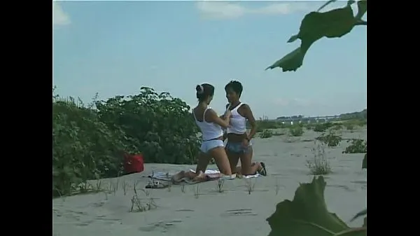 Klipleri Lesbians on the sand sürücü gösterme