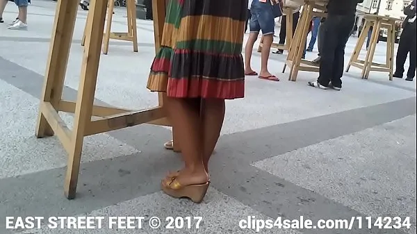 Hiển thị Candid Feet - Hottie in Mules lái xe Clips