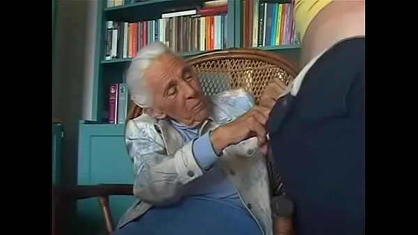 显示92-years old granny sucking grandson驱动器剪辑