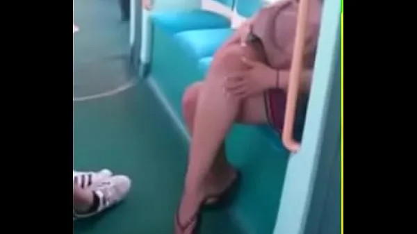 Mostrar Pies sinceros en chanclas piernas cara en tren porno gratis b8 clips de unidad