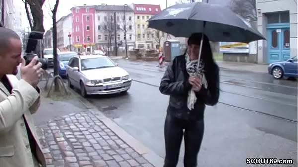 Tunjukkan Teeny is approached on the street and fucked for money Klip pemacu