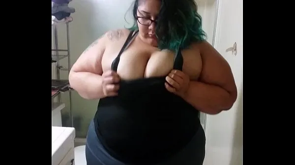 Prikaži Sexy BBW shower posnetke pogona
