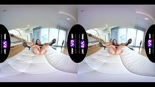Pokaż klipy Stefany - Fully-clothed babe orgasms on sofa napędu