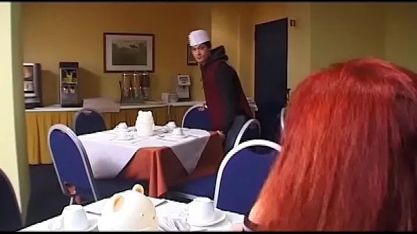 Vis Old woman fucks the young waiter and his friend stasjonsklipp