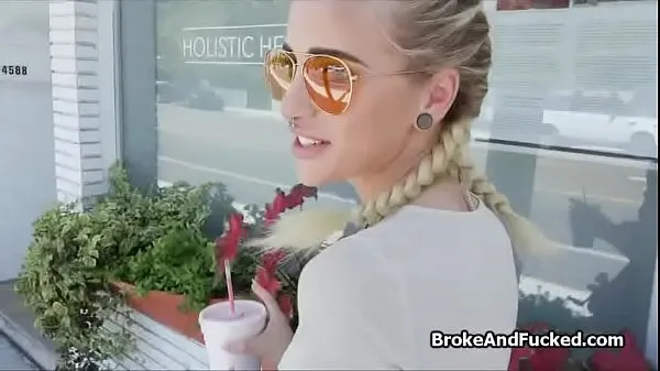 Broke blonde spinner blows dick meghajtó klip megjelenítése