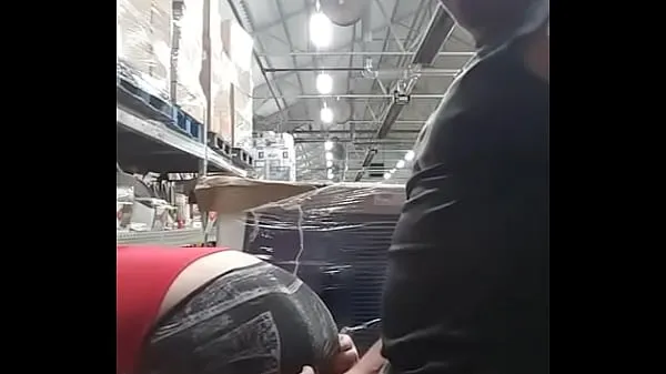 Vis Quickie with a co-worker in the warehouse drev Clips