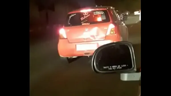 显示desi sex in moving car in India驱动器剪辑