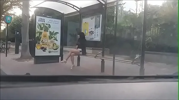 Visa bitch at a bus stop enhetsklipp