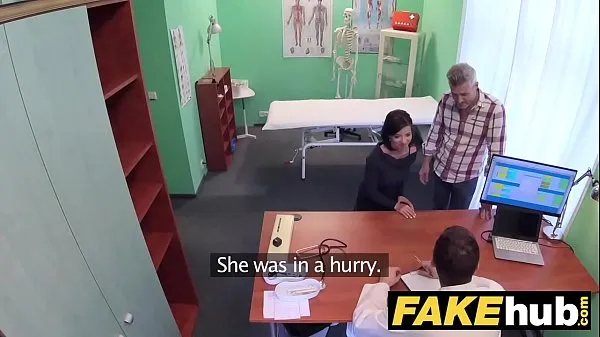 Prikaži Fake Hospital Czech doctor cums over horny cheating wifes tight pussy posnetke pogona