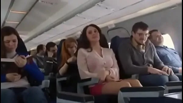显示Mariya Shumakova Flashing tits in Plane- Free HD video驱动器剪辑