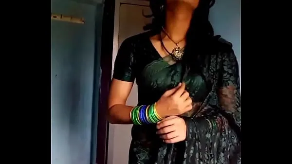 Mostrar Crossdresser en sari verde clips de unidad