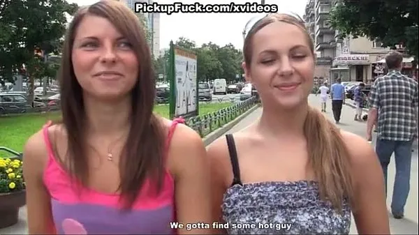 Two sexy girls in hot outdoor fuck meghajtó klip megjelenítése