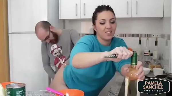 Fucking in the kitchen while cooking Pamela y Jesus more videos in kitchen in pamelasanchez.eu ڈرائیو کلپس دکھائیں