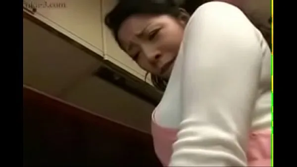 Visa Japanese Wife and Young Boy in Kitchen Fun enhetsklipp