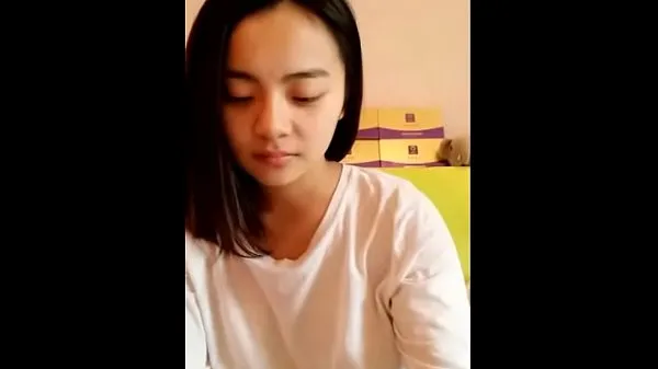 Vis Young Asian teen showing her smooth body stasjonsklipp