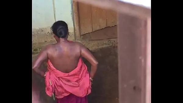 Hiển thị Desi village horny bhabhi nude bath show caught by hidden cam lái xe Clips