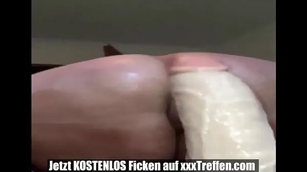 Mostra Thick German Milf BBW Ass Rides Dildo clip dell'unità