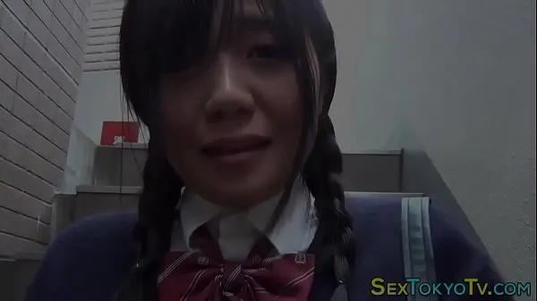 Prikaži Japanese teen flashing posnetke pogona