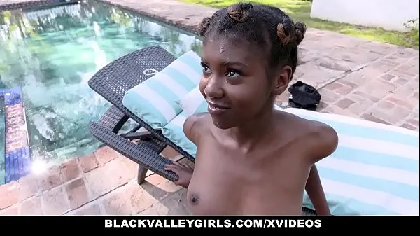 Tunjukkan BlackValleyGirls - Hot Ebony Teen (Daizy Cooper) Fucks Swim Coach Klip pemacu