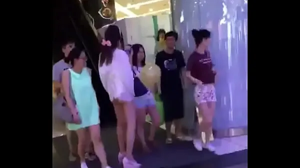 Mostrar Asian Girl in China Taking out Tampon in Public Clipes de unidade