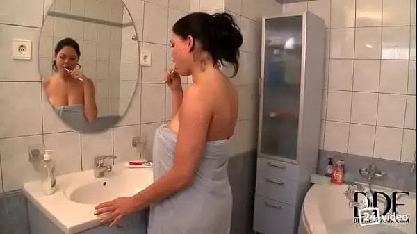Näytä Girl with big natural Tits gets fucked in the shower ajoleikettä
