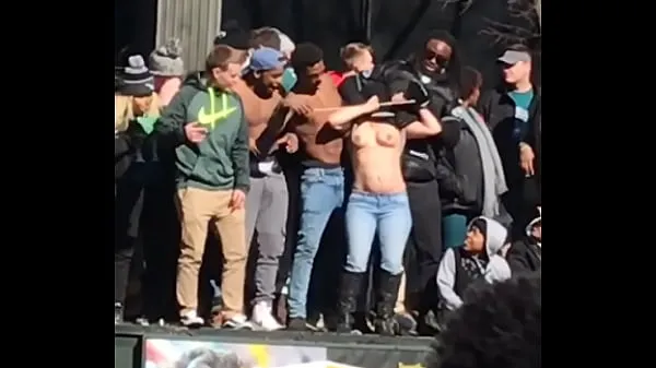 Vis White Girl Shaking Titties at Philadelphia Eagles Super Bowl Celebration Parade stasjonsklipp