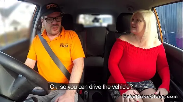 Εμφάνιση κλιπ μονάδας δίσκου Huge tits granny bangs driving instructor