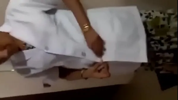 Tunjukkan Tamil nurse remove cloths for patients Klip pemacu