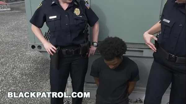 Pokaż klipy BLACK PATROL - Thug Runs From Cops, Gets Caught: My Dick Is Up, Don't Shoot napędu