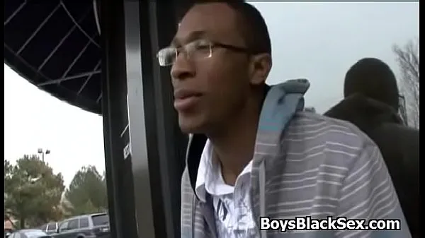 显示Sexy white gay boy enjoy big black cok in his mouth驱动器剪辑