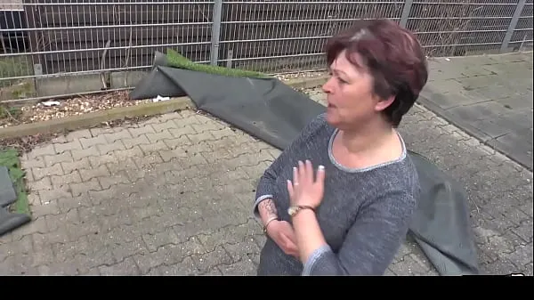 Visa HAUSFRAU FICKEN - German Housewife gets full load on jiggly melons enhetsklipp