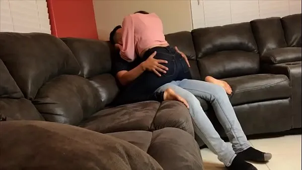 Gorgeous Girl gets fucked by Landlord in Couch - Lexi Aaane meghajtó klip megjelenítése