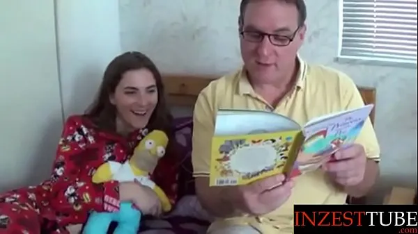 Vis step Daddy Reads Daughter a Bedtime Story drev Clips